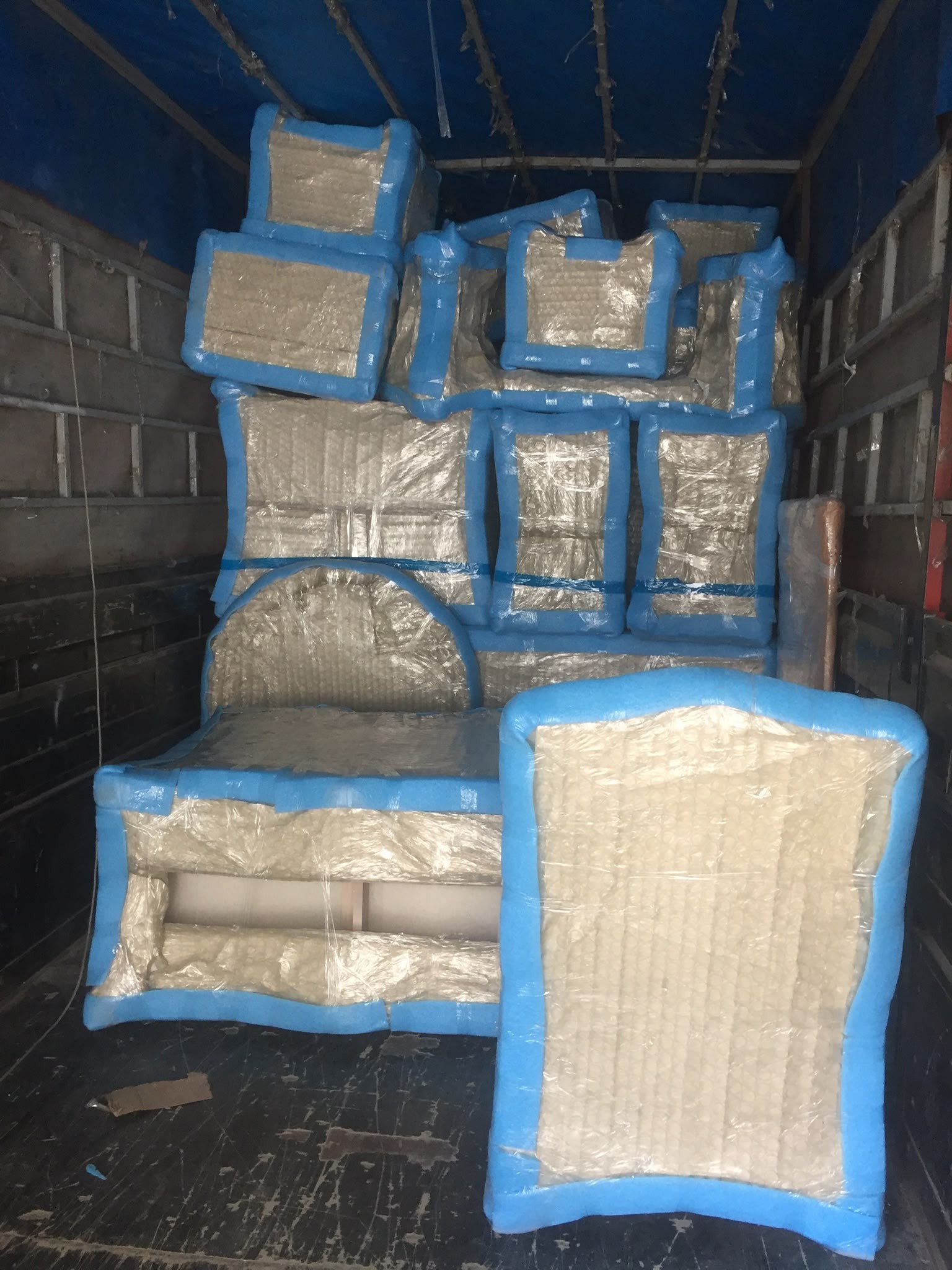 Paketlenmiş eşyaların güvenli şekilde araç içinde yerleştirilmesi